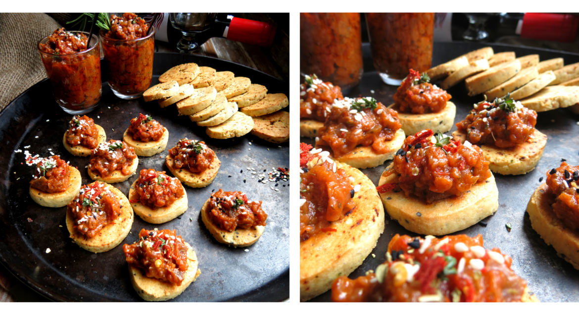 Krakersy z salsą i bakłażanem