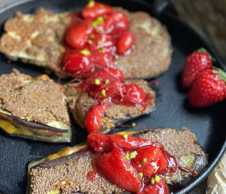 Bakłażany z pikantym sosem truskawkowym